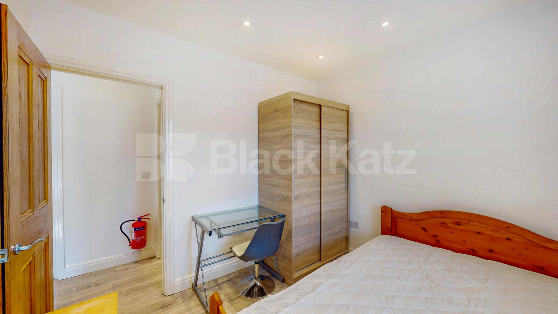 Elegant & Expansive Six Bed 4 Bath Residence with Private Garden in Holloway Mayton Street, Holloway